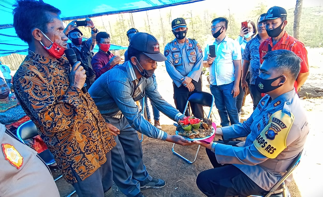 Warga Desa Pertibi saat menabalkan marga Munthe dan menyajikan masakan khas kepada Kapolres Tanah Karo AKBP Yustinus Setyo Indroyono SH SIK