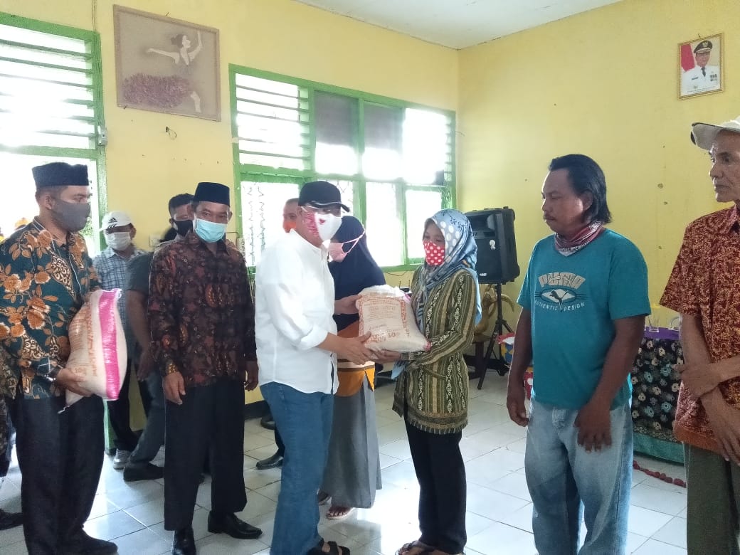 Gubernur Rohidin Salurkan Satu Ton Beras kepada Masyarakat Giri Mulya