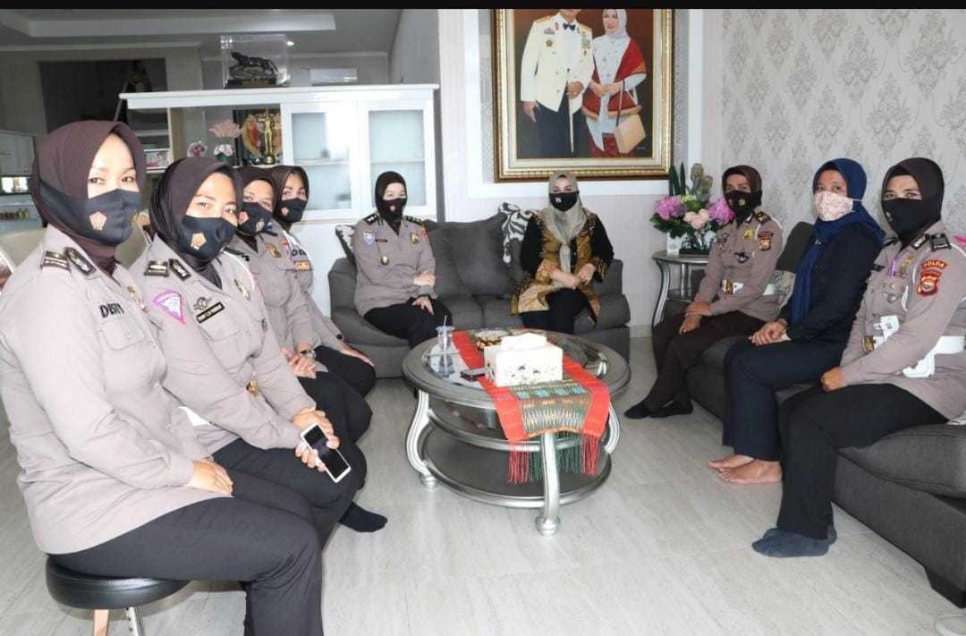 Polwan Polda Bengkulu Silaturrahmi ke Mantan Ibu Asuh