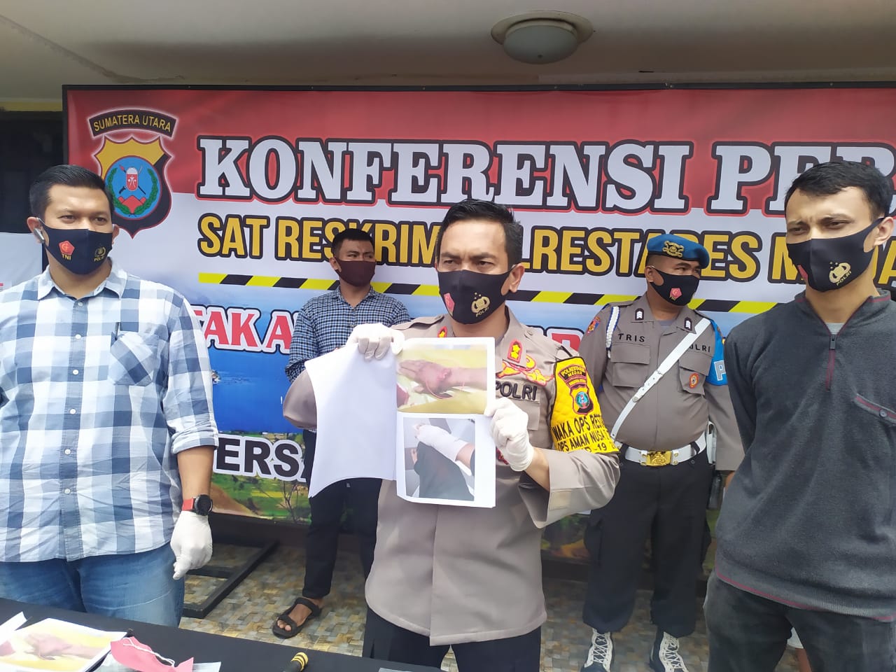 Waka Polrestabes Medan AKBP Irsan Sinuhaji SIK MH didampingi Wakasat Reskrim AKP Raflaes Marpaung Kanit Pidum Iptu Yunan dan Panit I Pidum Iptu Ridwan memaparkan keberhasilan personil mengungkap kasus begal di Kota Medan Sabtu (29/8/2020)