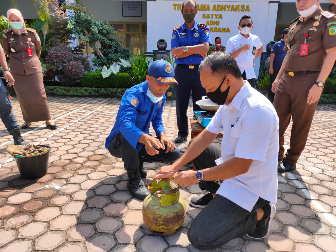 Kejari Mukomuko Gelar Simulasi Penggunaan Apar dan Pemadaman Api