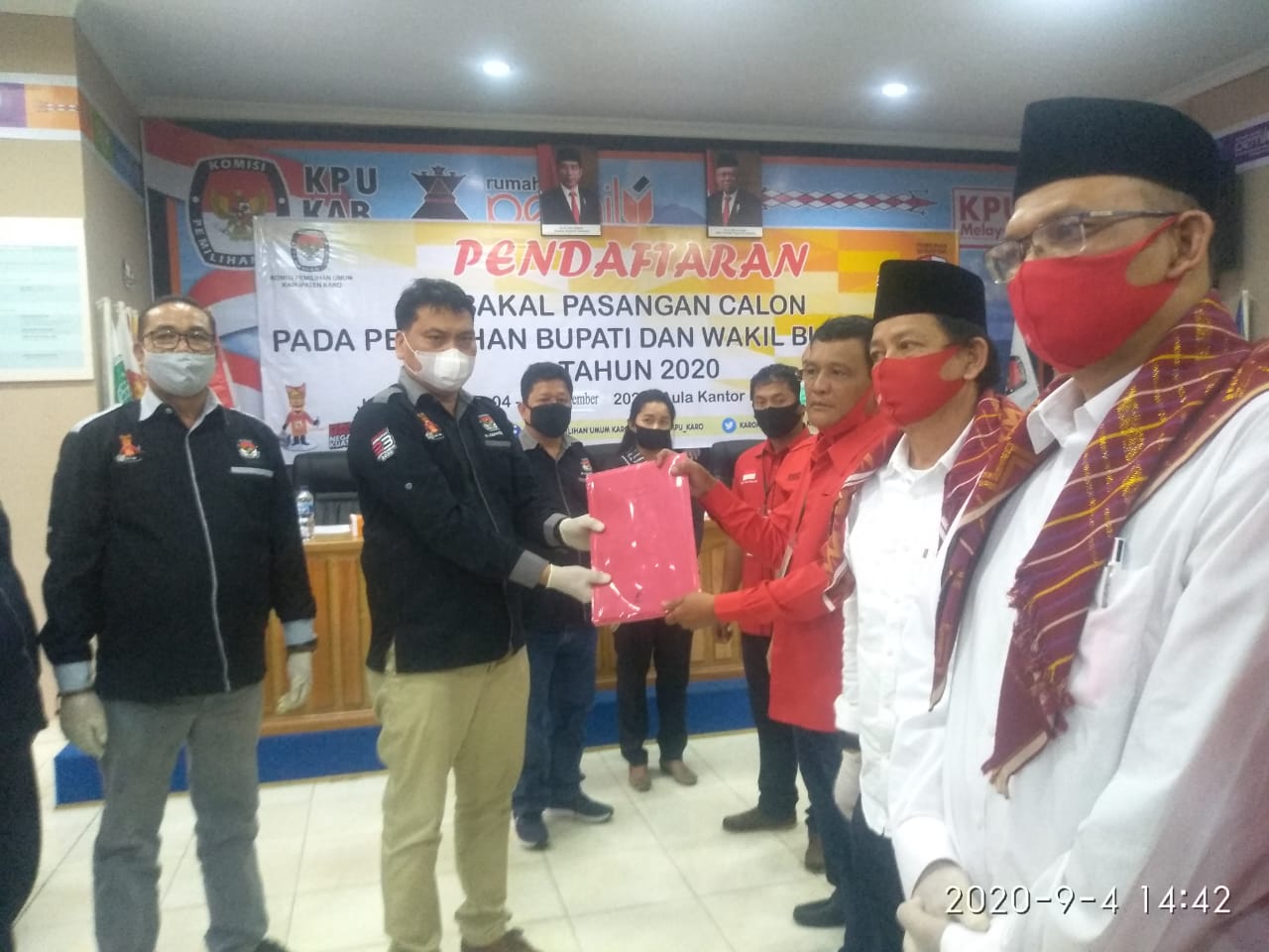 Hari Pertama Dua Paslon Daftarkan Diri ke KPU Karo