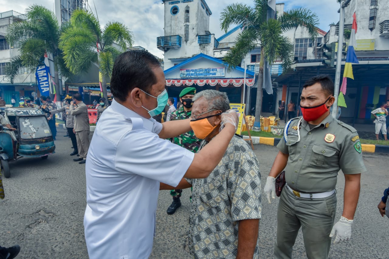 Walikota Padangsidimpuan Bagikan Masker dan Brosur Perwal
