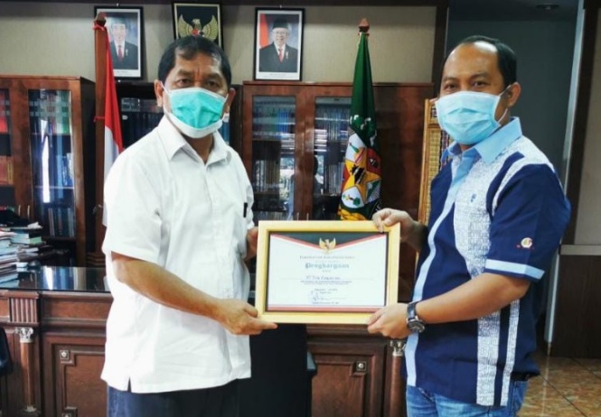 Apresiasi Penerapan Prokes Covid-19 PT Tirta Sibayakindo Bupati Karo Beri Penghargaan