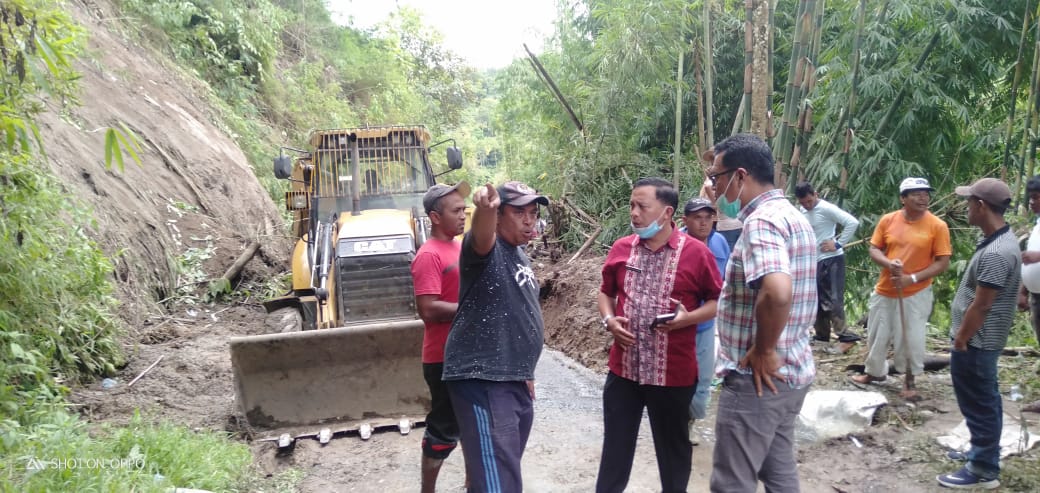 DPUPR Turunkan Alat Berat Perbaiki Longsor Jalan Desa Bulanjulu-Pertumbuken