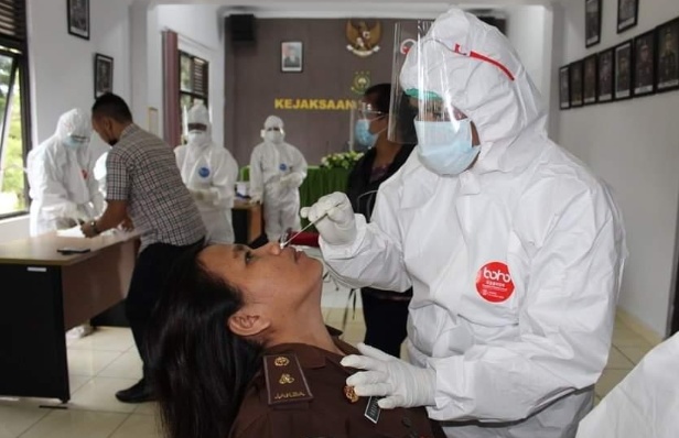Deteksi Penularan Covid-19 Jajaran Kejari Karo Jalani Swab Test