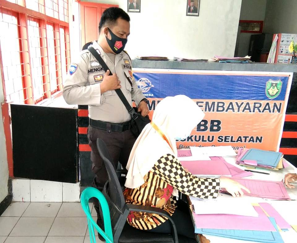 Polsek Kedurang Kawal Pembagian BST Sesuai Prokes Covid-19