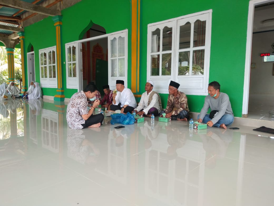 Berbaur di Masjid Al-Falah, Rohidin Sholat Zuhur dan Makan Bersama Masyarakat