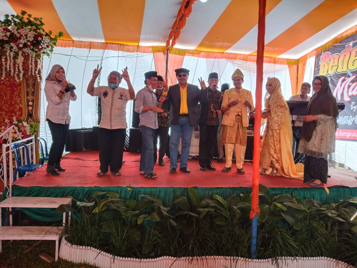 Hadiri Pesta Pernikahan Batu Lambang Rosjonsyah Pukau Masyarakat dengan Kepiawaian Bernyanyi