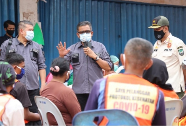 Sekda Batam Pimpin Razia Masker di Pasar Pancur Seibeduk