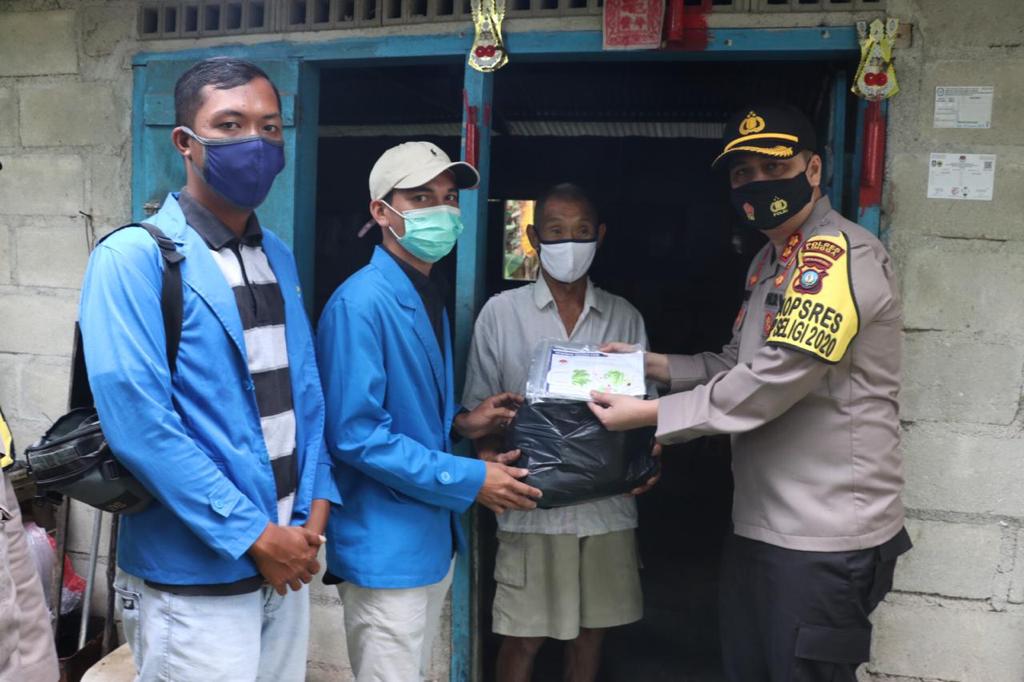 Gandeng Mahasiswa dan Ormas Polres Lingga Bagikan Sembako serta Masker