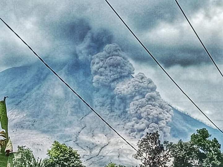 Gunung Sinabung Muntahkan Awan Panas Guguran Dua Kali