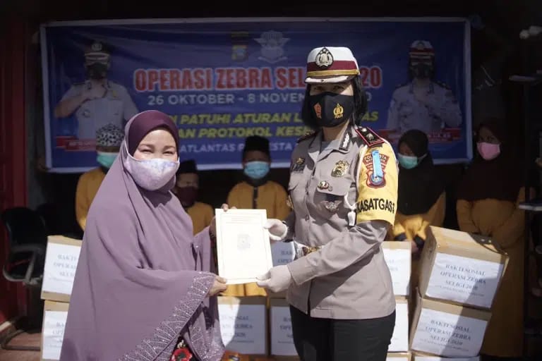 Polresta Barelang Gelar Jumat Barokah Berbagi Sembako dan Masker 