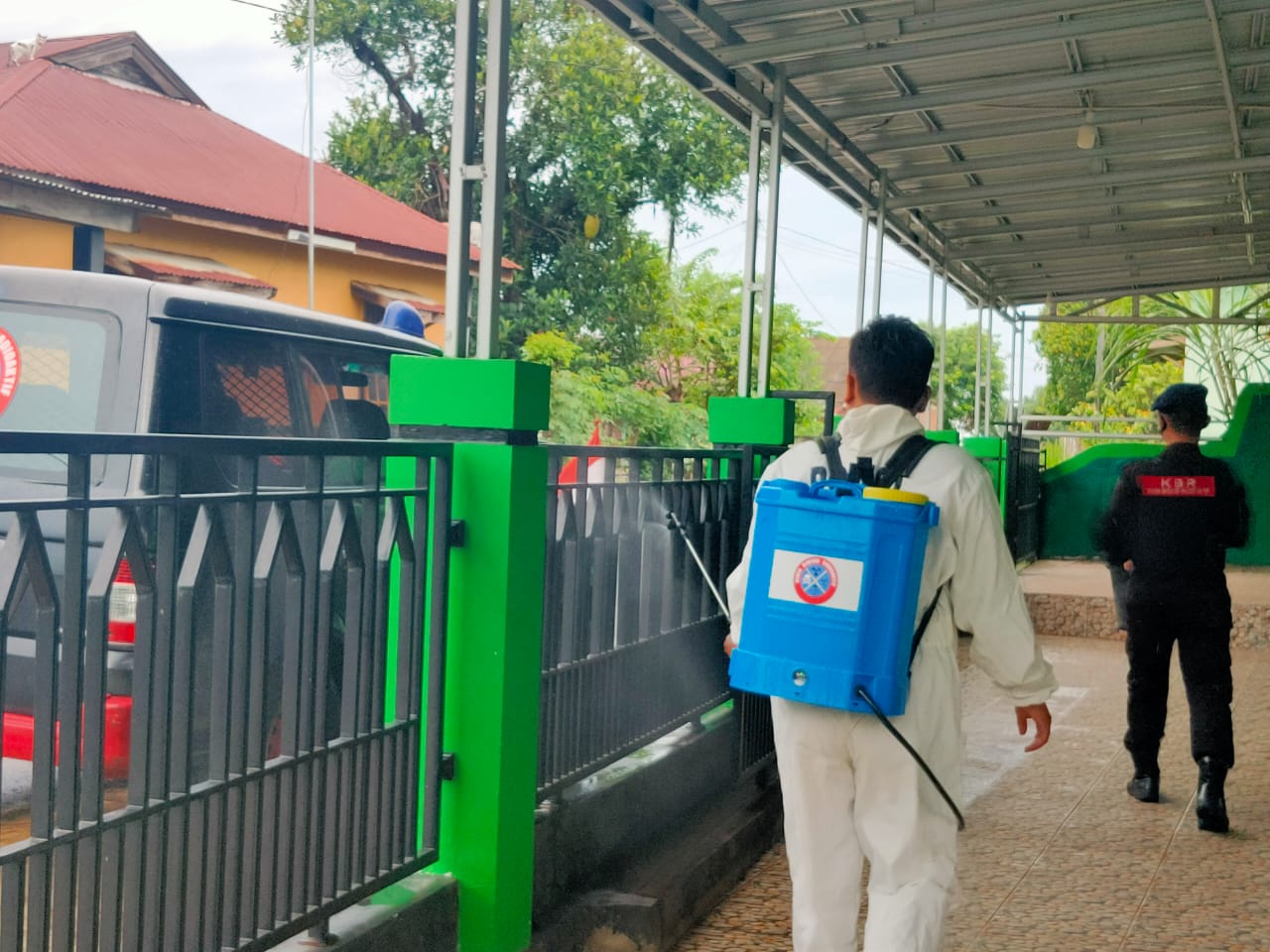 Cegah Covid-19 Satbrimob Polda Bengkulu Semprot Disinfektan Sejumlah Masjid