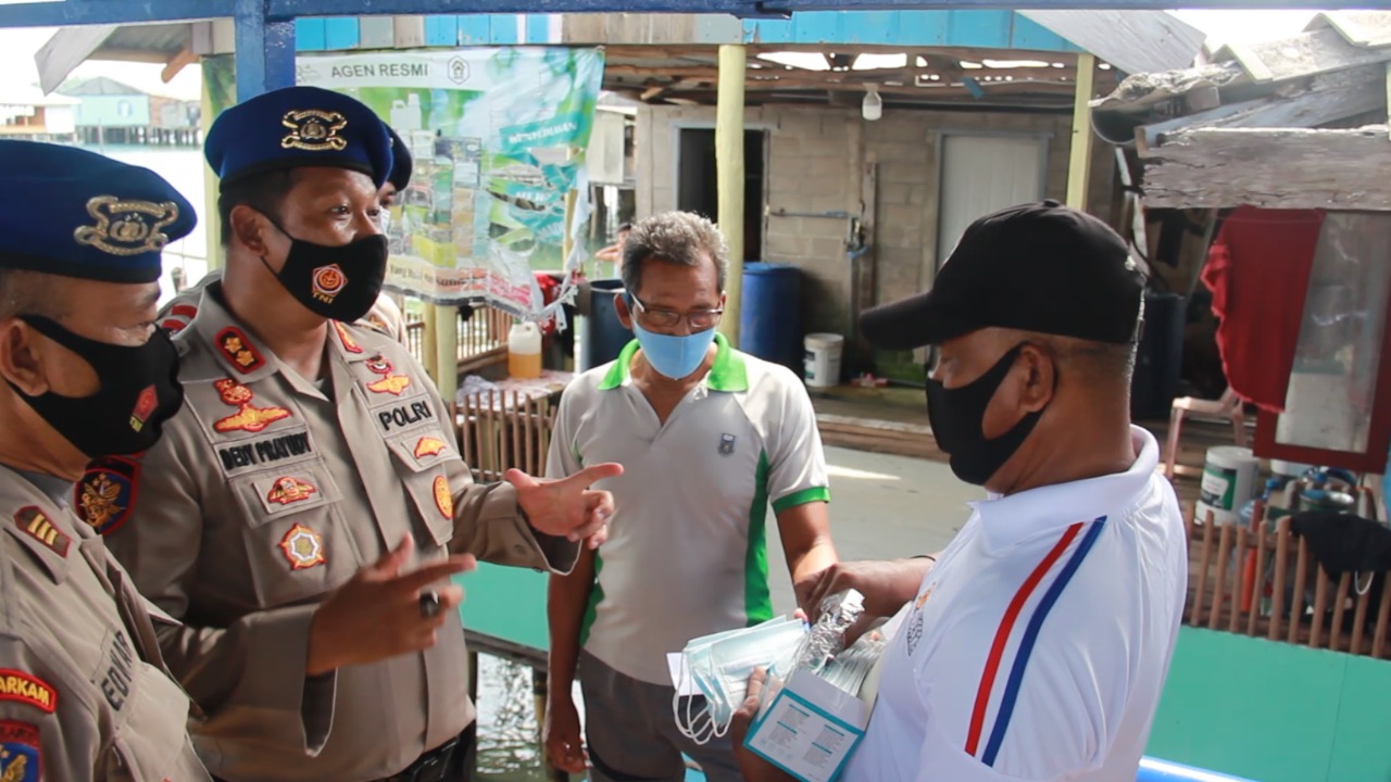 Ditpolair Polda Kepri Bagikan Masker dan Vitamin