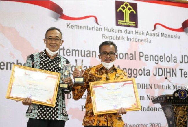 Sekda Kota Batam Terima Penghargaan JDIH Dari Menkumham RI
