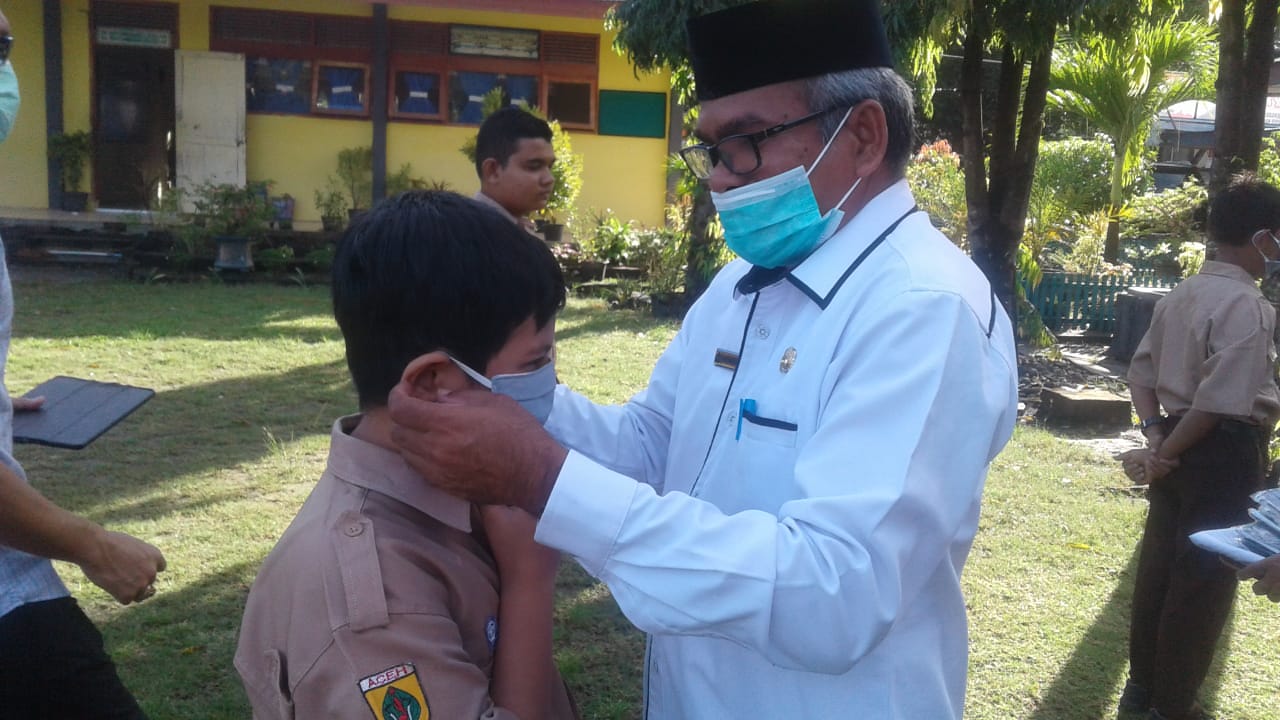 Kadis Dikbud Bireuen Bagikan Masker Secara Simbolis
