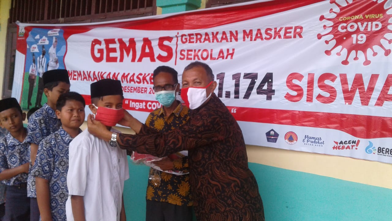 Kepsek SMPN 1 Plimbang Bireuen Bagikan Masker