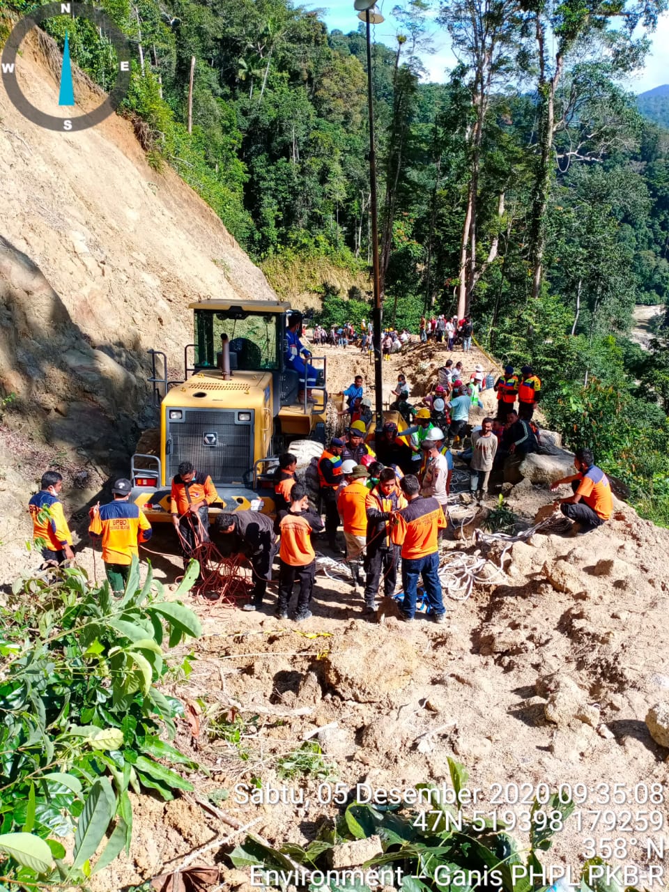 Excavator Beserta Operator Jatuh ke Dasar Sungai Batangtoru