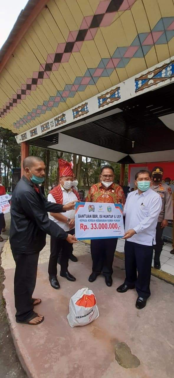 Kemensos Bersama Bupati Karo dan Ketua DPRDSU Serahkan Bantuan Isi Huntap
