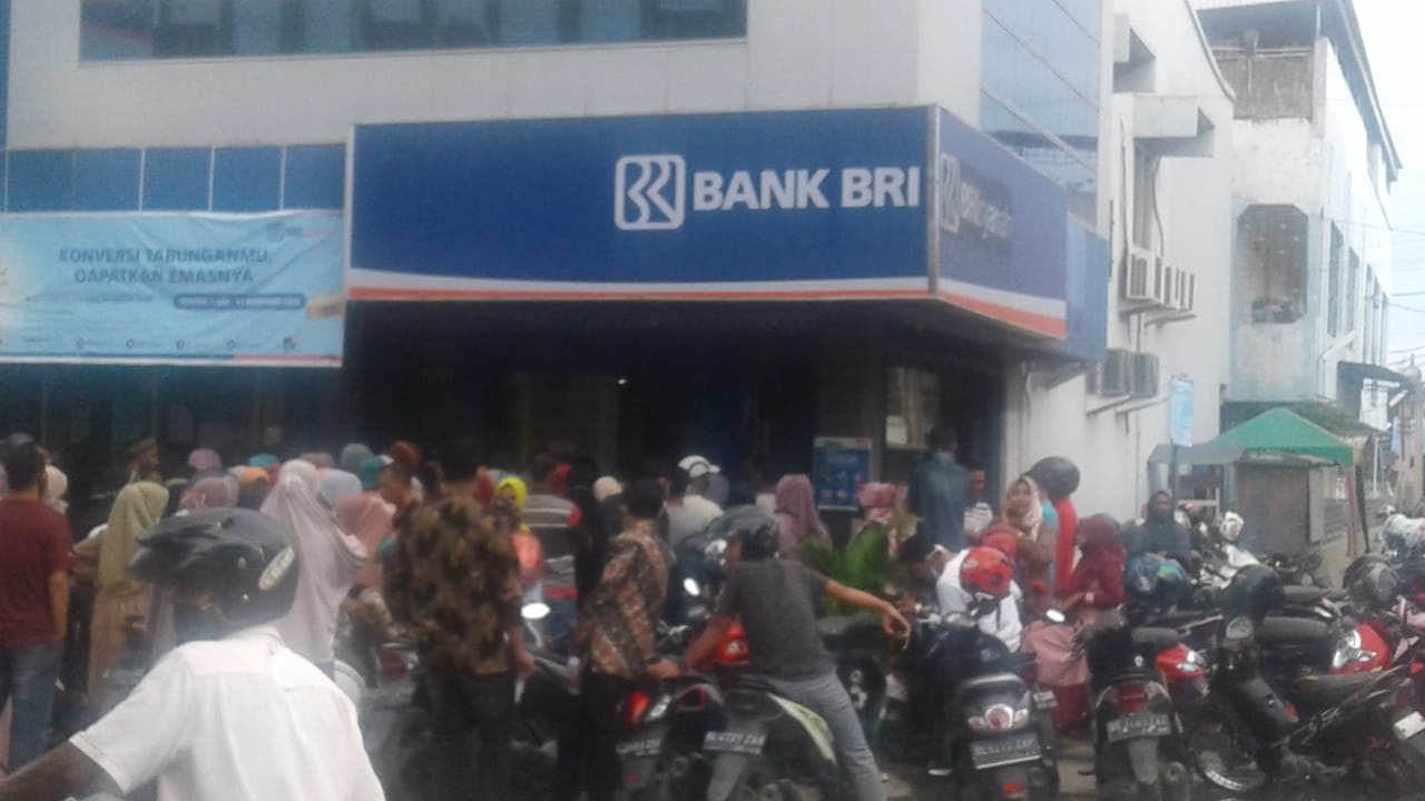 Terima BPUM Pelaku UMKM Serbu BRI Bireuen