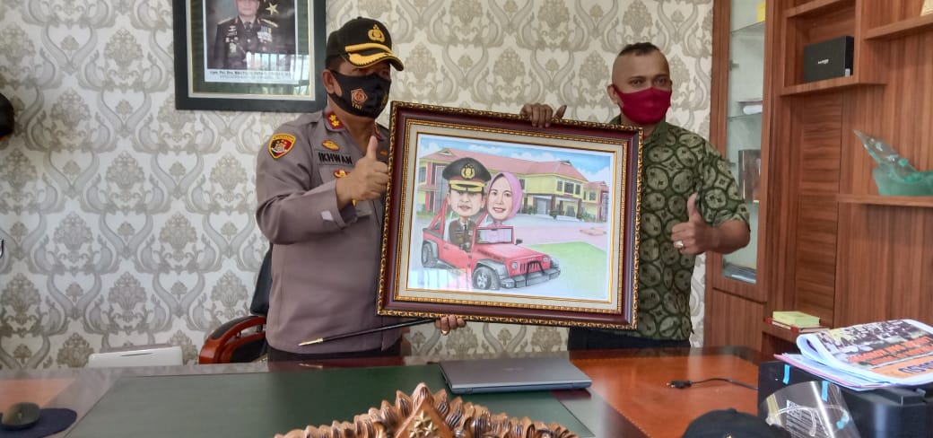 Berjalan dari Perscut Seituan ke Batu Bara Warga Tunarungu Serahkan Lukisan Kepada Kapolres