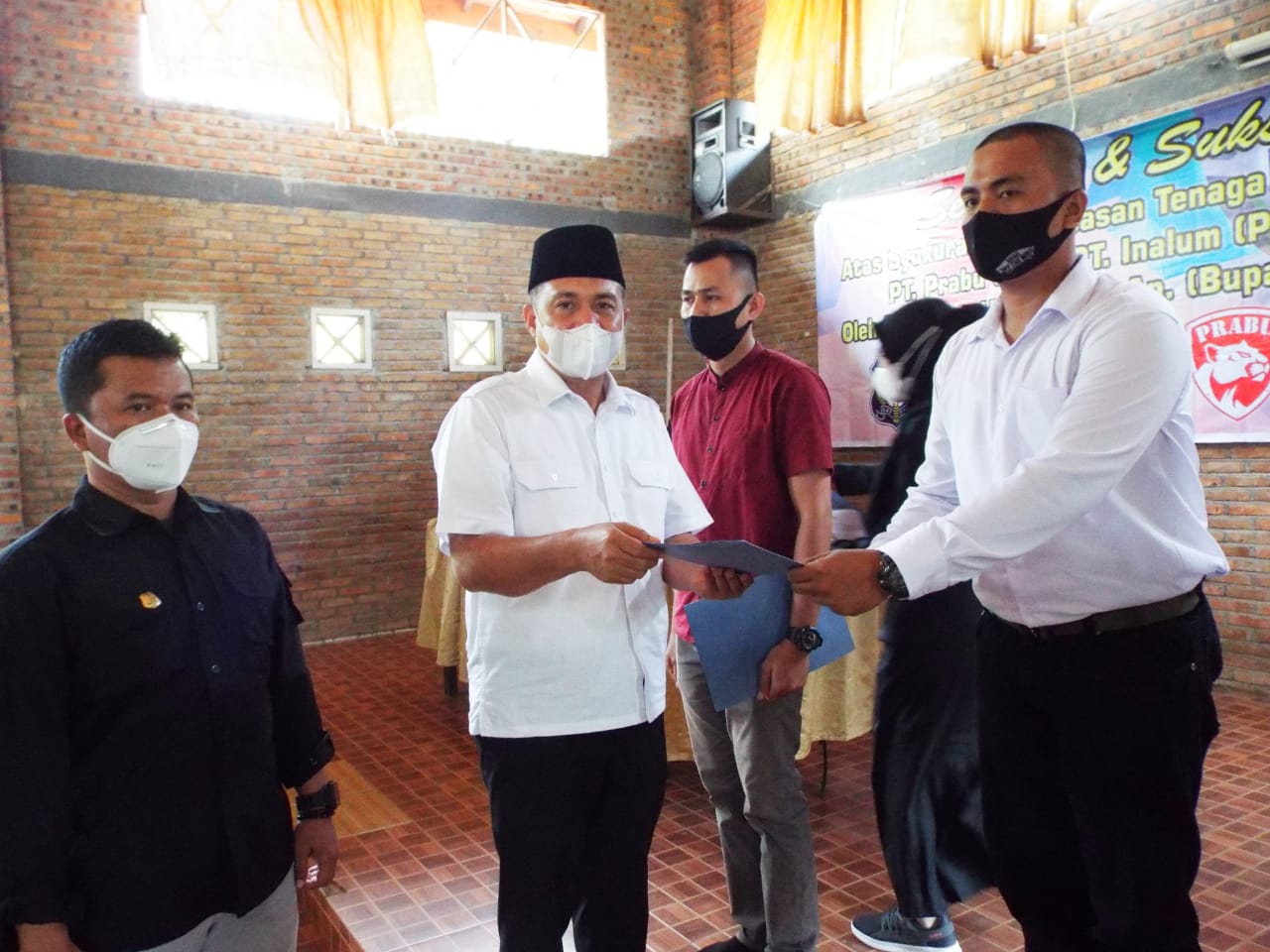 Bupati Batu Bara Serahkan Sertifikat kepada 97 Tenaga Pengaman PT INALUM