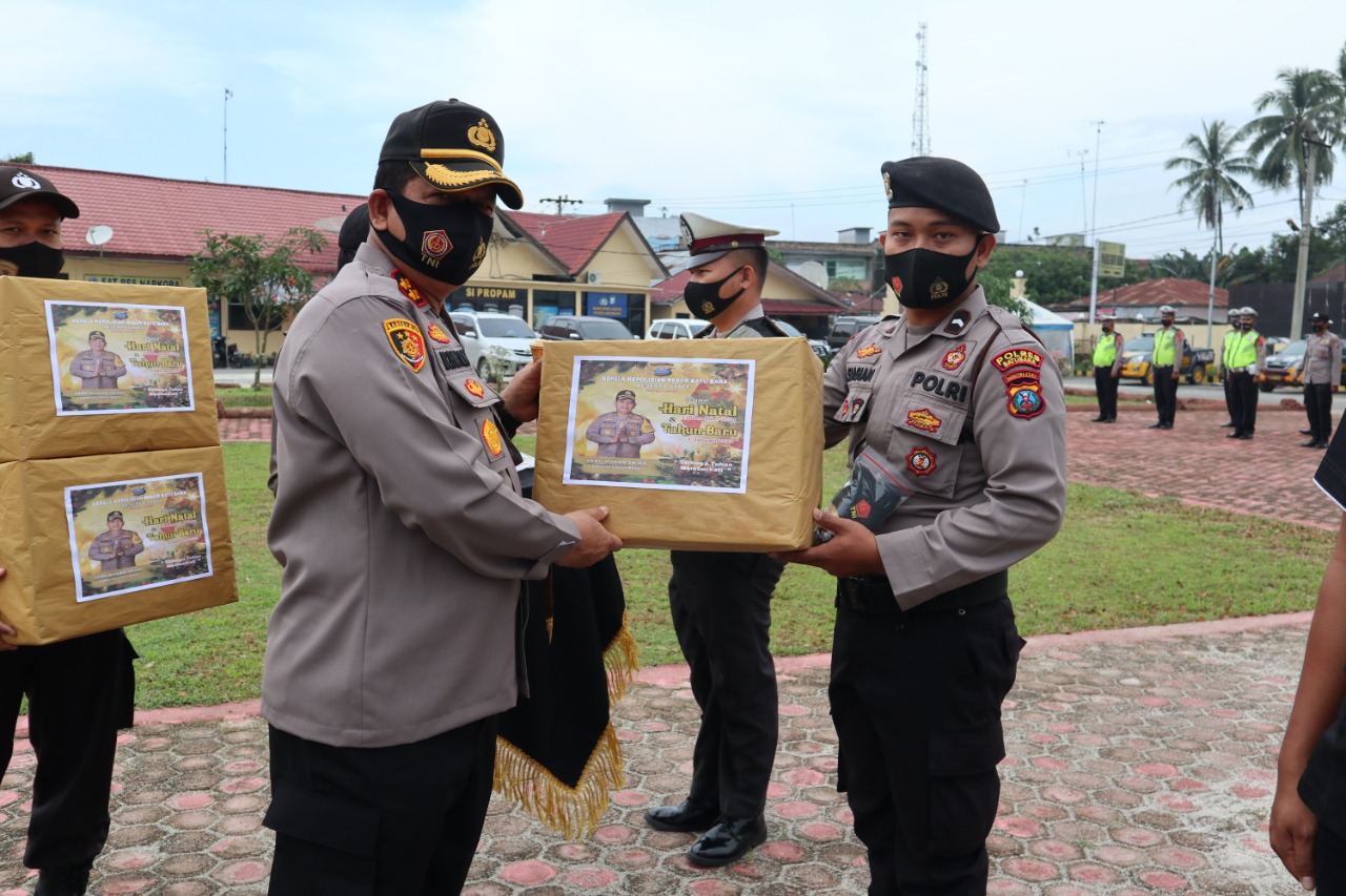 Kapolres Batu Bara Bagikan Bingkisan dan APD serta Vitamin