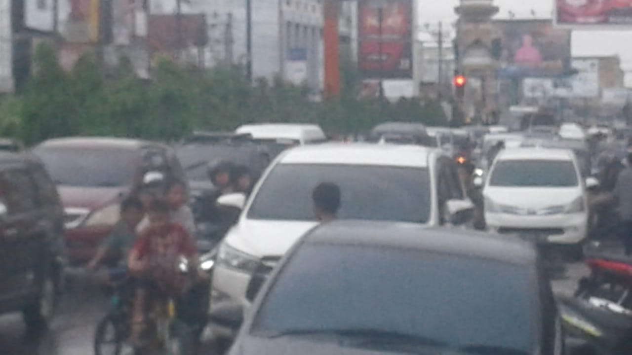 Pusat Kota Bireuen Macet Kepadatan Kendaraan Didominasi dari Luar Daerah
