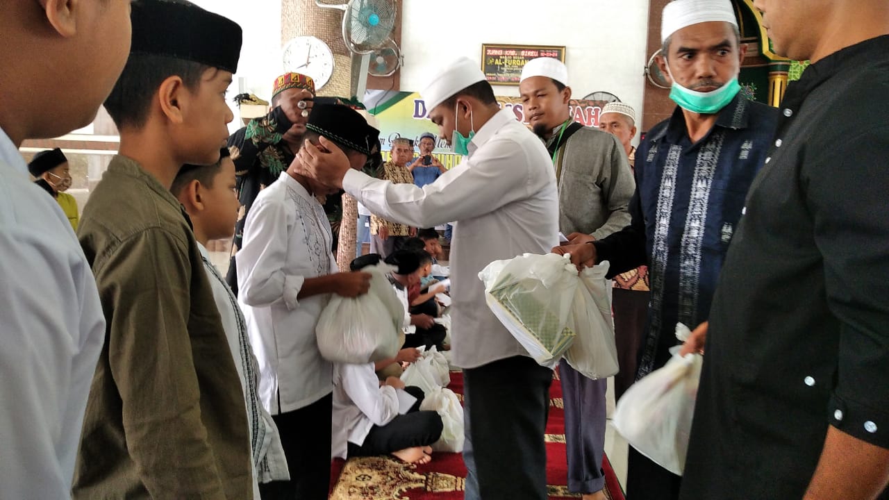 Anggota DPRK Fraksi PKS Bireuen Bagikan 100 Paket Sembako 