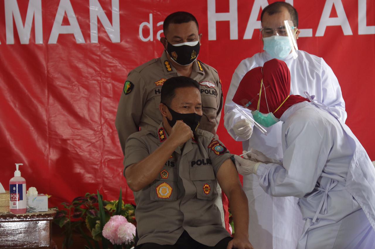 Gubernur dan Kapolda Kepri Ikuti Vaksinasi