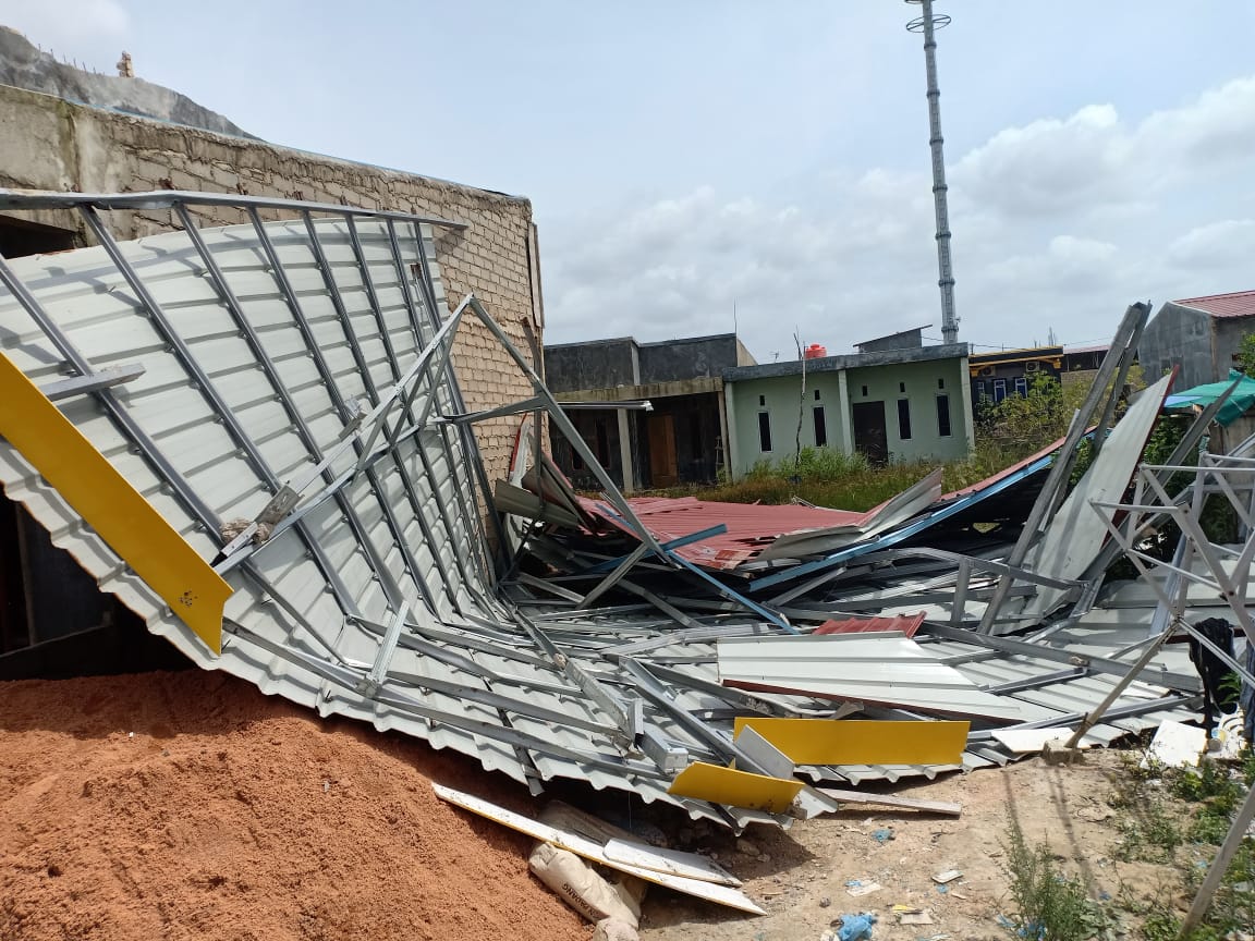 Diterpa Angin Kencang Dua Rumah di Sagulung Batam Rusak Parah