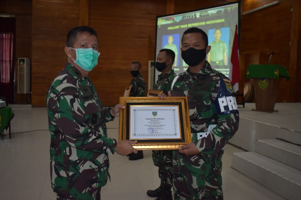 Danrem 041/Gamas Berikan Penghargaan Kepada Prajurit Berprestasi