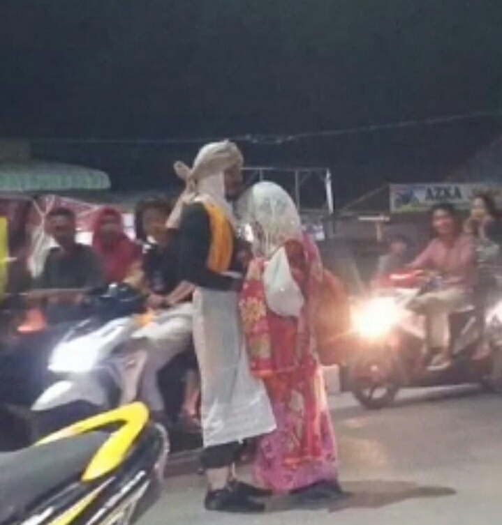 Sepasang Kekasih Berpelukan di Tengah Jalan Merdeka Tanjung Tiram Diduga Gangguan Jiwa