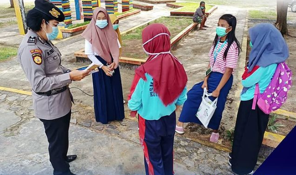 Polwan Polres Bengkulu Himbau Masyarakat Patuhi Prokes Covid-19 