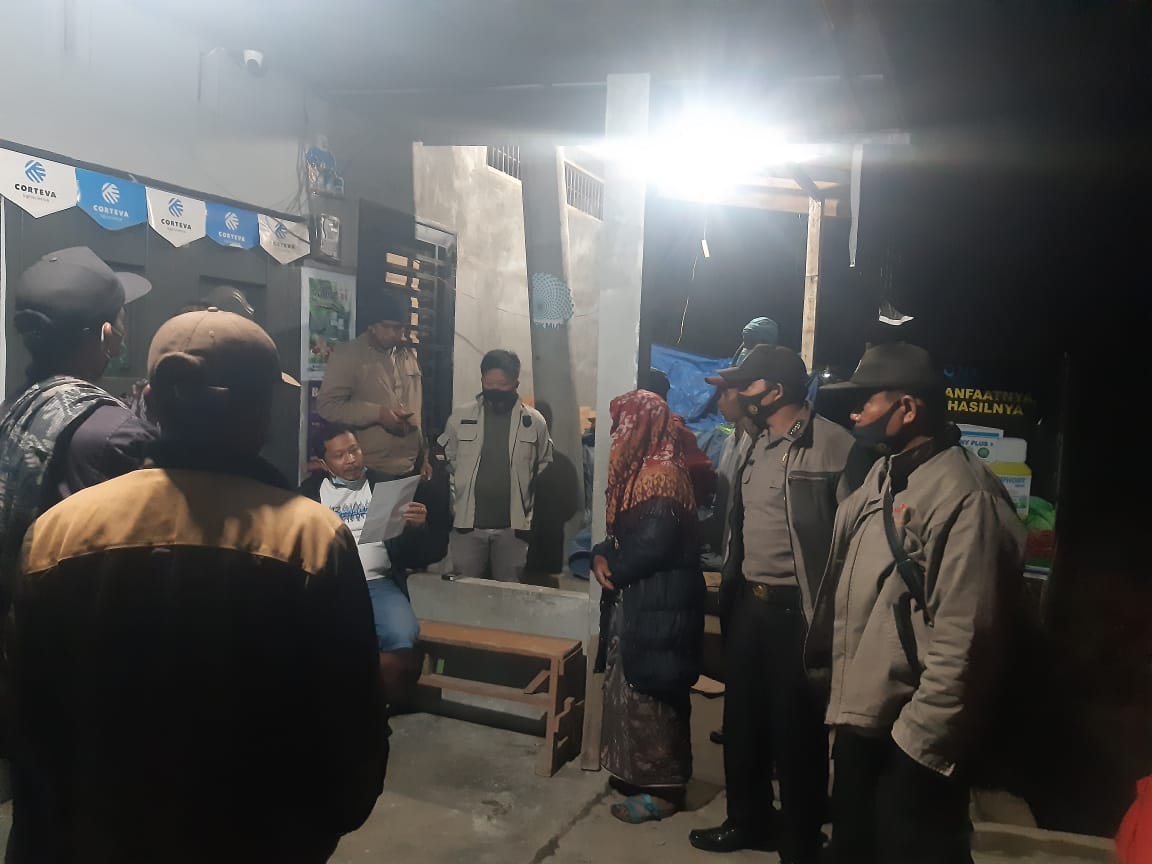 Petugas Bhabinkamtibmas Polsek Tiga Panah dan warga mengevakuasi jenazah korban mati tergantung (istimewa)