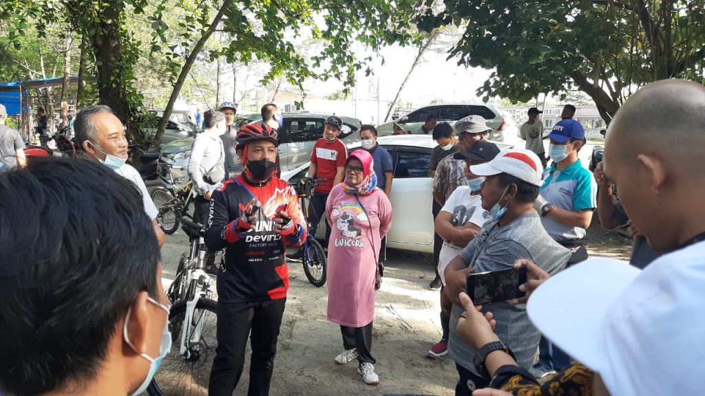 Kendarai Sepeda Wawali Pantau Kegiatan Bersih-bersih Pantai