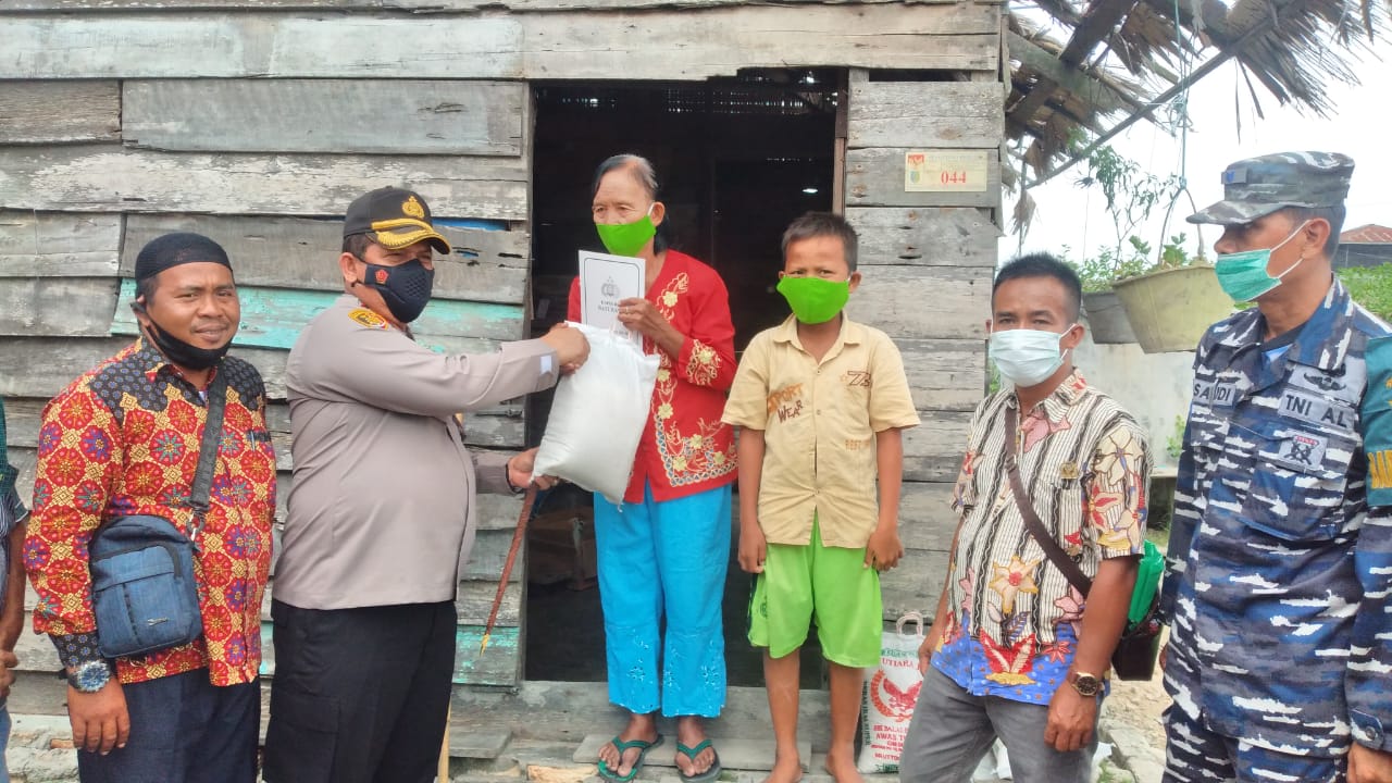 Jelang Imlek Kapolres Berikan Sembako Kepada Masyarakat Tionghoa