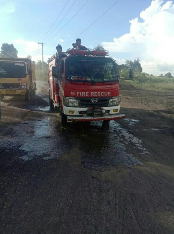 Musim Kemarau Melanda BPBD Dairi Lakukan Penyiraman Badan Jalan