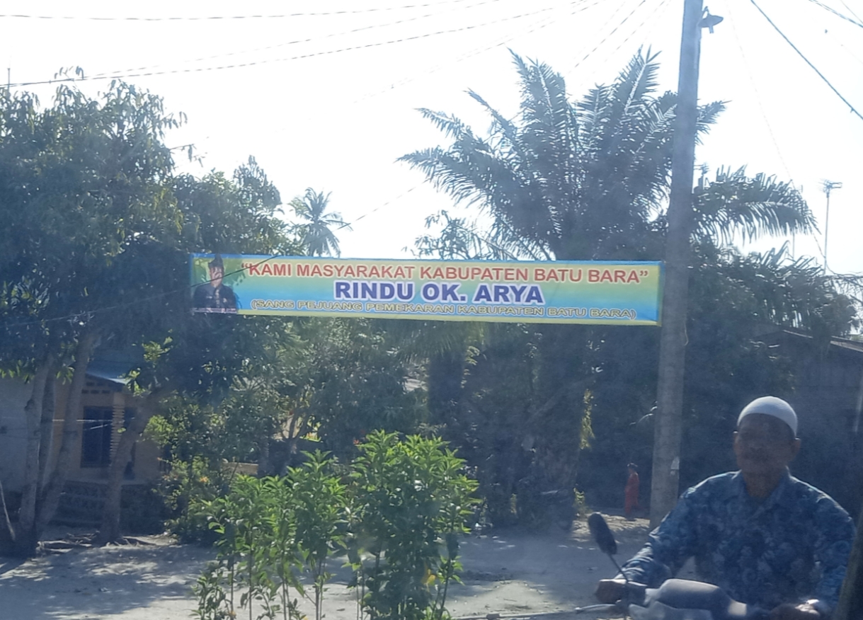 Spanduk Rindu Mantan Bupati Batu Bara OK Arya Terbentang di Nibung Hangus