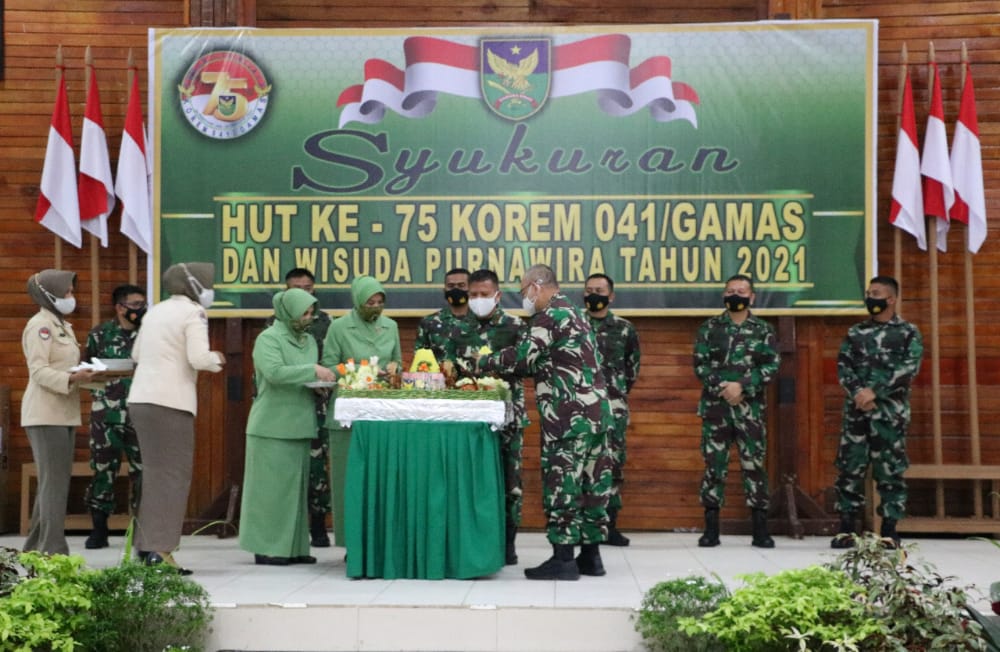 Korem 041/Gamas Adakan Syukuran dan Wisuda Purnawira