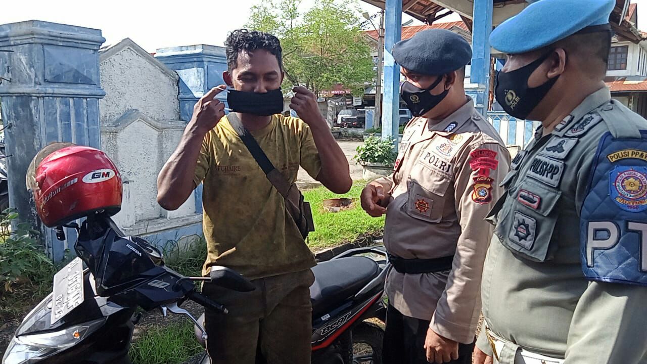Patroli Secara Rutin Satbrimob Polda Aceh Perketat Protkes Covid-19