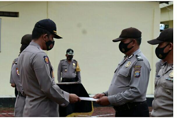 Kapolres Pakpak Bharat Berikan Reward Kepada Personil Berprestasi