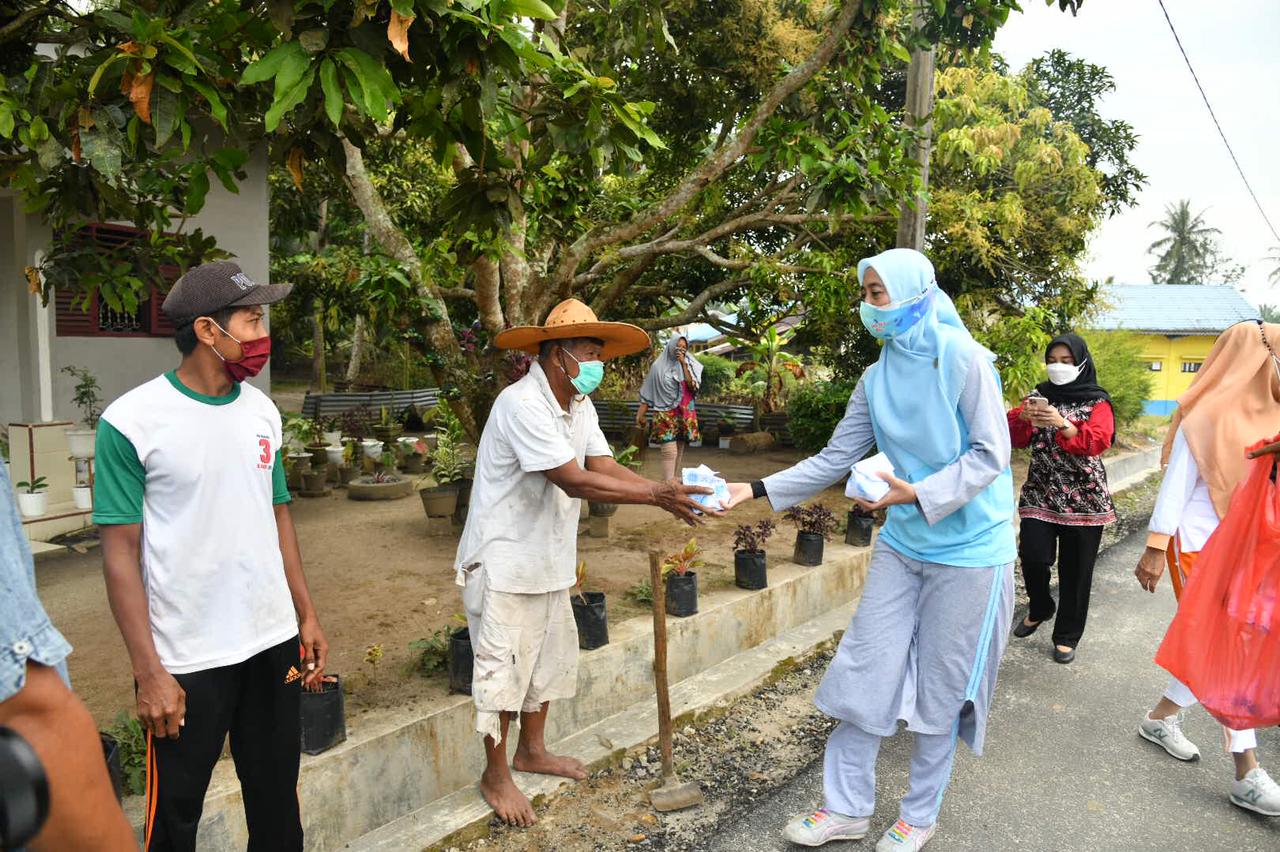 Ketua TP PKK Berbagi ke Masyarakat Sumber Rejo