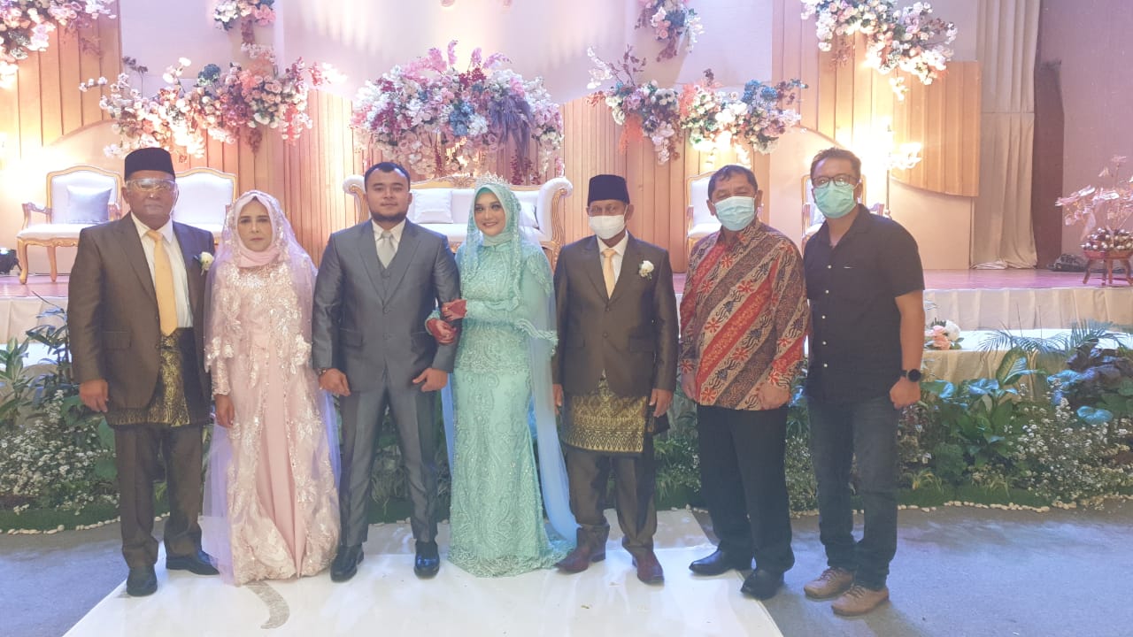 Bupati Karo Hadiri Resepsi Pernikahan Putra Kepala Koperindag Provsu