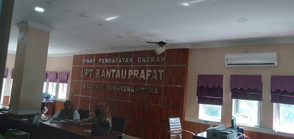 Menelusuri Kondisi Kantor Samsat Labuhanbatu : Plafon Bolong Hingga Lantai Keramik Retak