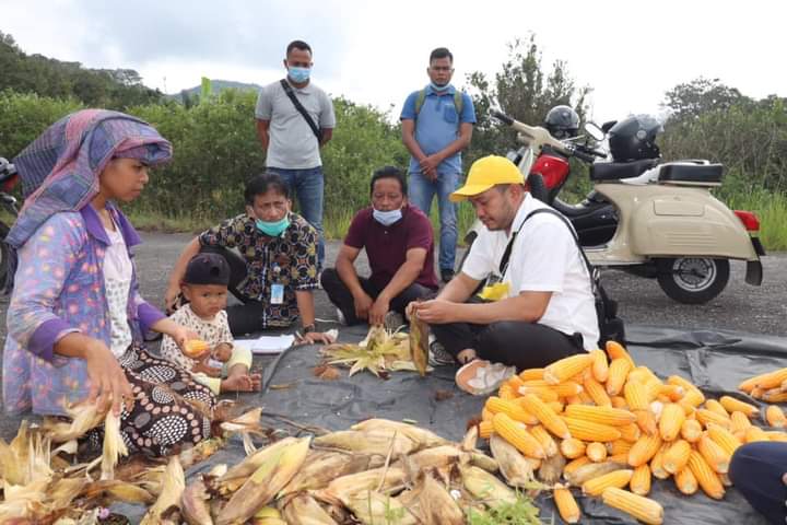 Bupati Pakpak Bharat Roadshow Ke Desa Gunakan Vespa