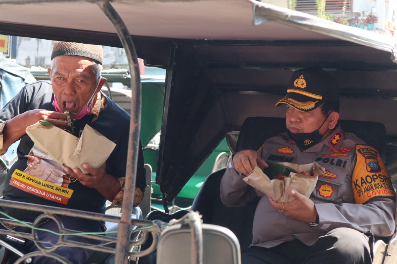 Berbaur Saat Bagikan Sembako Kapolres Batu Bara Makan Bersama Penarik Becak