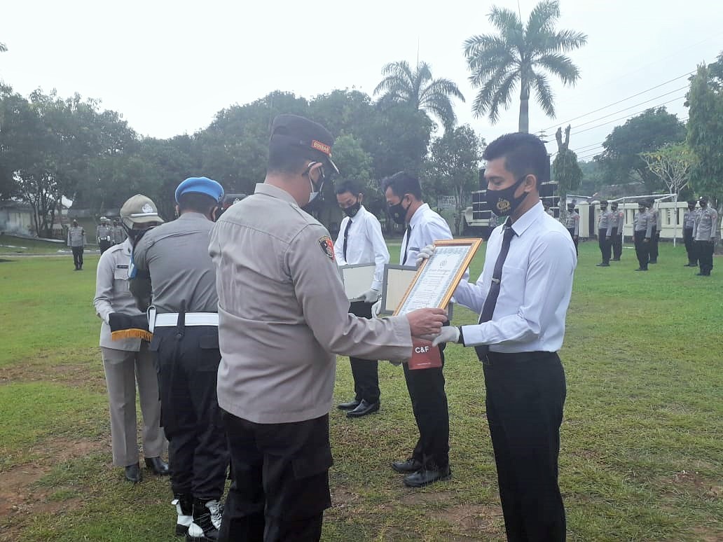 Empat Personil Polres Way Kanan Berprestasi Peroleh Penghargaan