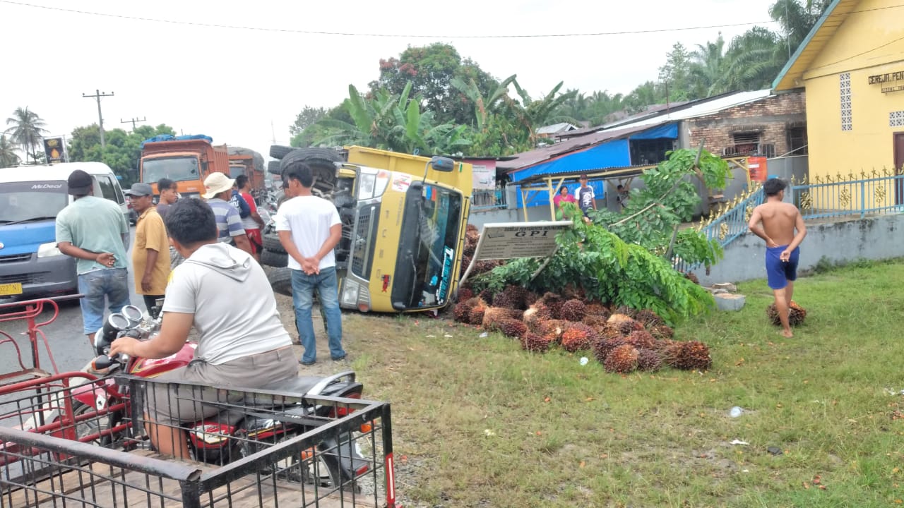 Supir Hilang Kendali Truck Pengangkut Kelapa Sawit Terguling 